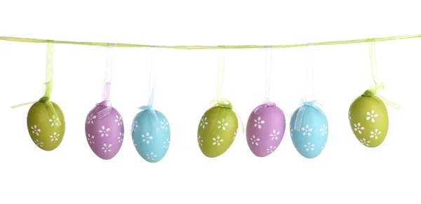 Barevné velikonoční vejce visí na stuhy izolovaných na bílém — Stock fotografie