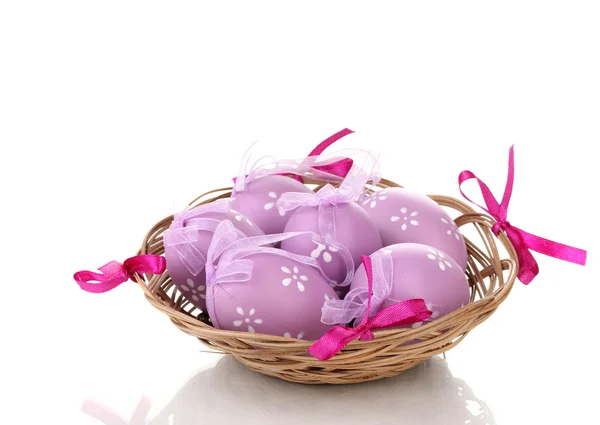 Uova di Pasqua variopinte in cesto isolato su bianco — Foto Stock