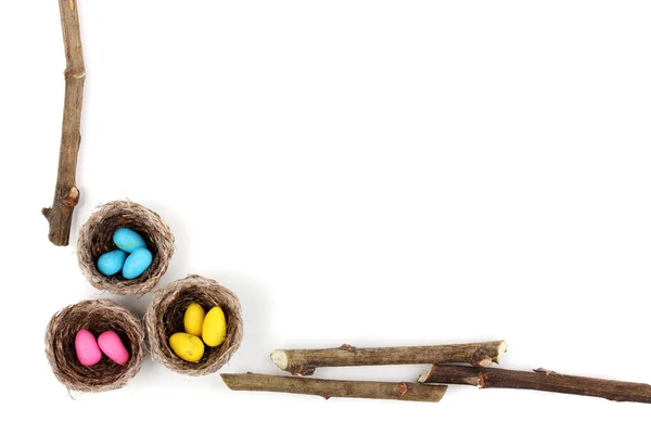 Œufs de Pâques colorés dans des nids isolés sur blanc — Photo
