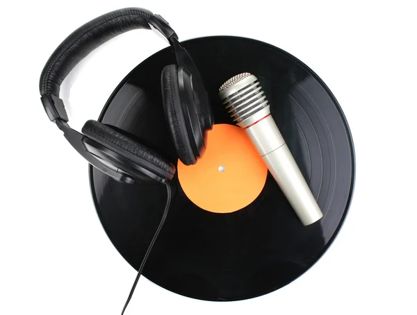Schwarze Schallplatte mit Kopfhörer und Mikrofon isoliert auf weiß — Stockfoto