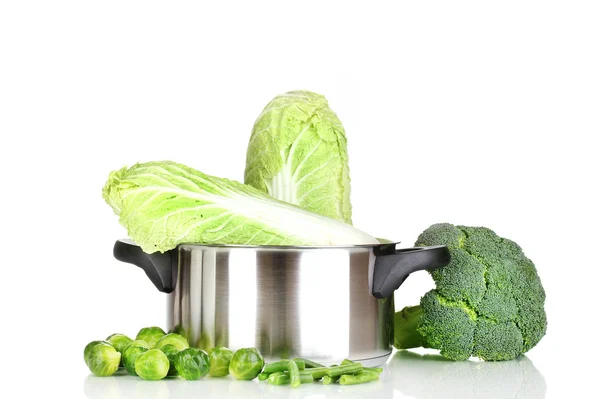 Saucepan dengan kubis dan brokoli terisolasi di atas putih — Stok Foto