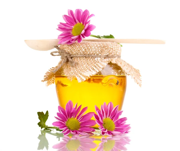 Dolce miele in vaso con drizzler isolato su bianco — Foto Stock