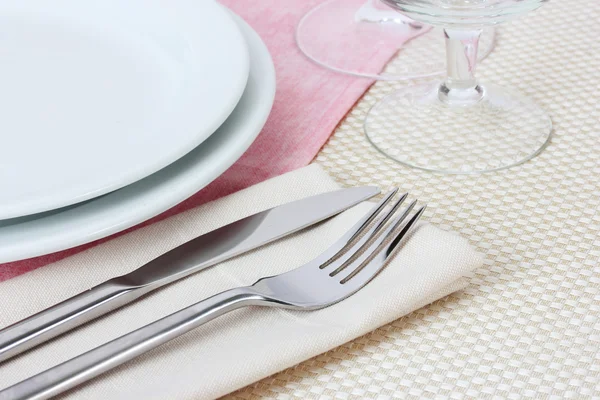 Apparecchiatura della tavola con forchetta, coltello, piatti e tovagliolo — Foto Stock