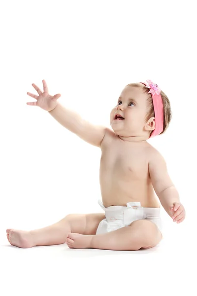 Mignon bébé fille assis et tirant la main isolé sur blanc — Photo