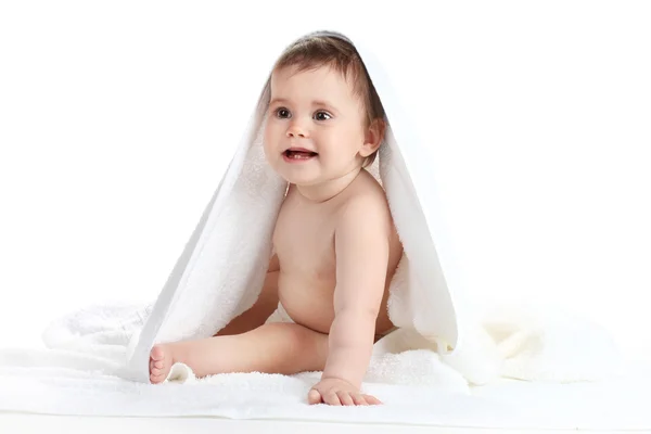 Niedliches Baby-Mädchen mit Handtuch isoliert auf weiß — Stockfoto