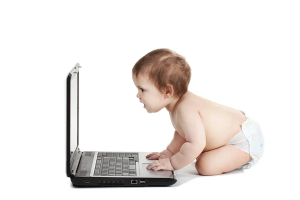 Carino neonata e laptop isolato su bianco — Foto Stock