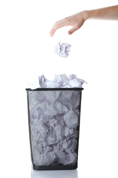 Hand gaan vuilnis in metalen prullenbak van geïsoleerd op wit papier — Stockfoto
