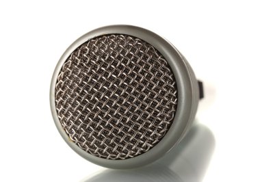 parlak gri demir mikrofon üzerinde beyaz izole