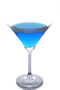 Mavi martini cam üzerine beyaz izole kokteyl