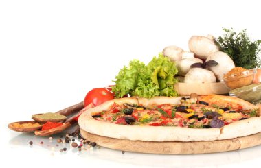 güzel pizza, sebze ve baharat üzerine beyaz izole