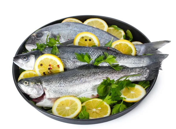 新鲜鱼类与柠檬、 香菜和辣椒被隔绝在白色的板上 — 图库照片