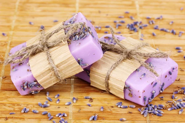 Handgemachte Lavendelseifen auf Holzmatte — Stockfoto
