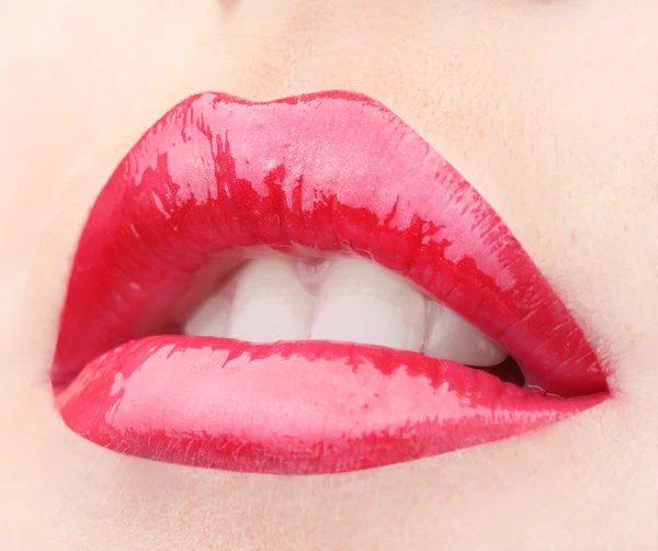 Hermoso maquillaje de glamour labios de brillo rojo —  Fotos de Stock