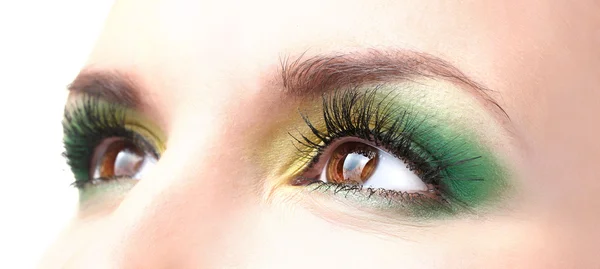 Hermosos ojos femeninos con maquillaje brillante — Foto de Stock