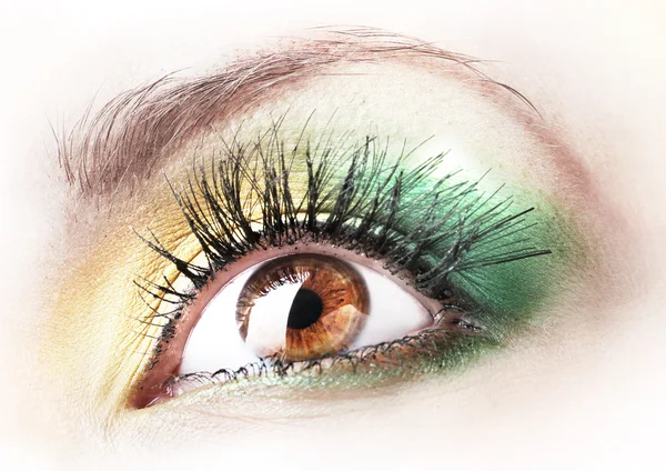 Belo olho feminino com maquiagem brilhante — Fotografia de Stock
