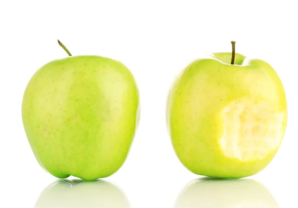 Maçã mordida verde e maçã inteira isolada em branco — Fotografia de Stock