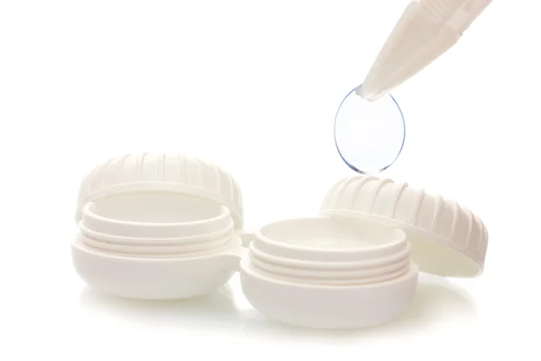 Kontaktlinser i behållare och pincett isolerad på vit — Stockfoto