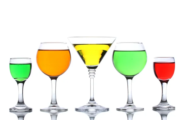 Αλκοολούχα κοκτέιλ που απομονώνονται σε λευκό — Φωτογραφία Αρχείου