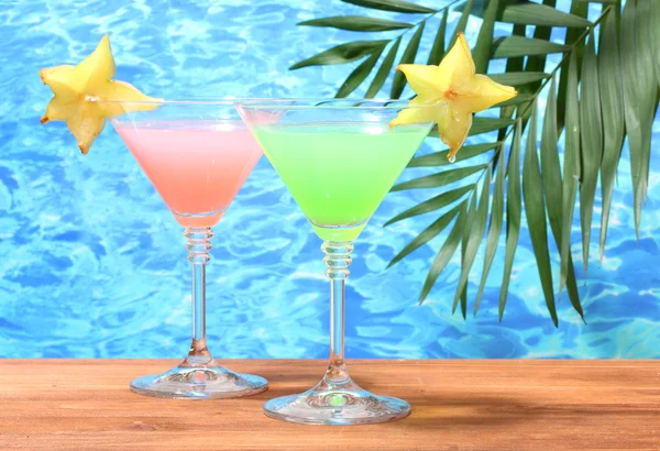 Verres de cocktails sur table en bois sur fond bleu mer — Photo