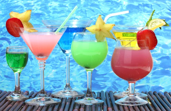 青い海の背景上のテーブルにカクテルのグラス — Stock fotografie