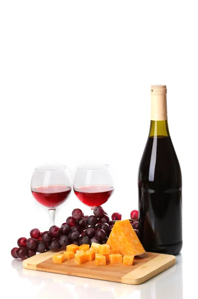 Botella de gran vino con gafas de vino y queso aislado sobre blanco — Foto de Stock