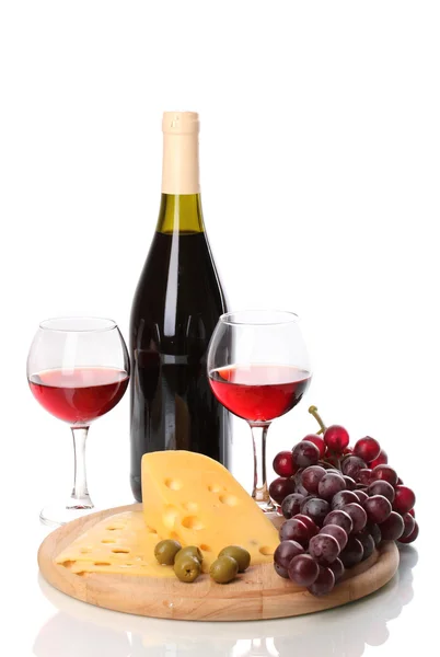 Пляшка чудового вина з келихами та сиром ізольовані на білому — стокове фото