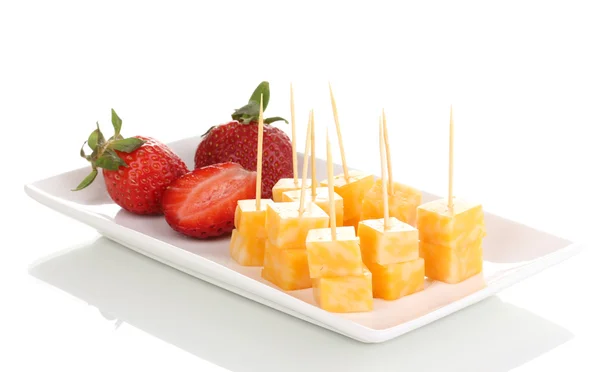 Srawberry üzerinde beyaz izole plaka ile peynirli kanepeler — Stok fotoğraf