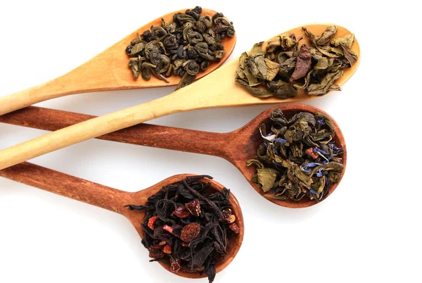 さまざまな種類の緑と黒の白で隔離される woooden スプーンで紅茶を乾燥します。 — ストック写真