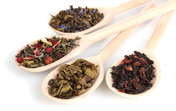 Diferentes té verde seco y negro en cucharas de madera aisladas en blanco —  Fotos de Stock