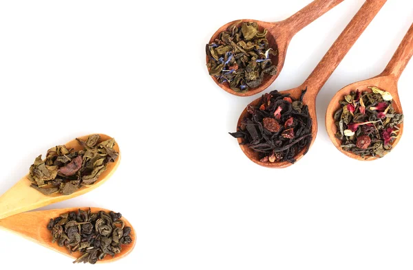 Διαφορετικά είδη πράσινο και μαύρο στεγνώσει τσάι σε woooden κουτάλι απομονωθεί σε λευκό — Φωτογραφία Αρχείου