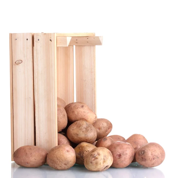 Сира картопля в дерев'яній коробці ізольована на білому — стокове фото