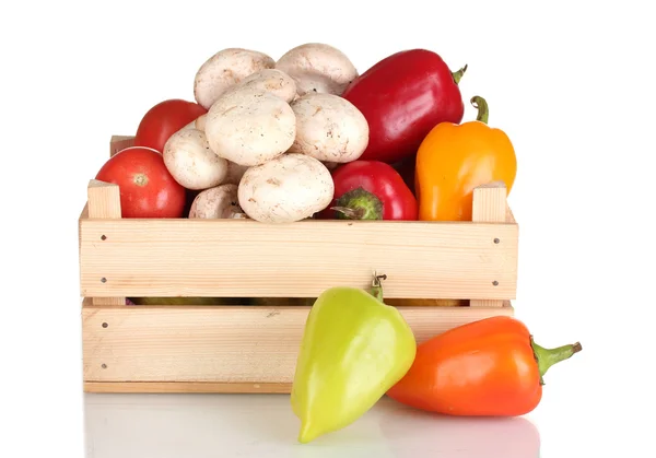 Čerstvá zelenina v dřevěné krabici izolované na bílé — Stock fotografie