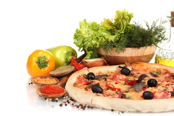 Deliciosa pizza, legumes, especiarias e óleo isolado em branco — Fotografia de Stock