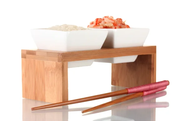Rýže a krevety v miskách na dřevěné lavici izolovaných na bílém — Stock fotografie