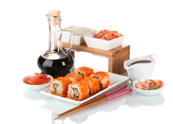 Delicioso sushi no prato, pauzinhos, molho de soja, peixe e camarões isolados em branco — Fotografia de Stock