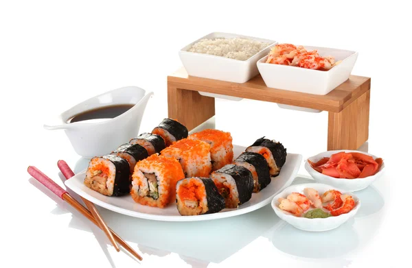 Heerlijke sushi op plaat, eetstokjes, sojasaus, vis en garnalen geïsoleerd op wit — Stockfoto