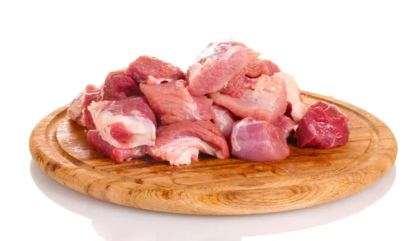 Bitar av rått kött på träplatta isolerad på vit — Stockfoto
