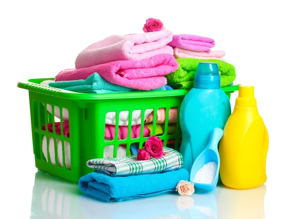 Detergentes e toalhas em cesta de plástico verde isolado em branco — Fotografia de Stock