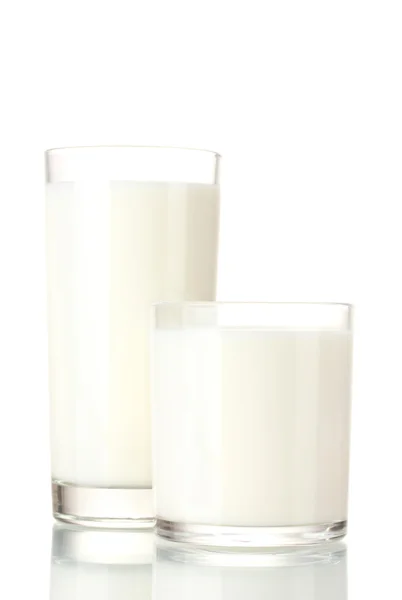 Dois copos de leite isolado em branco — Fotografia de Stock