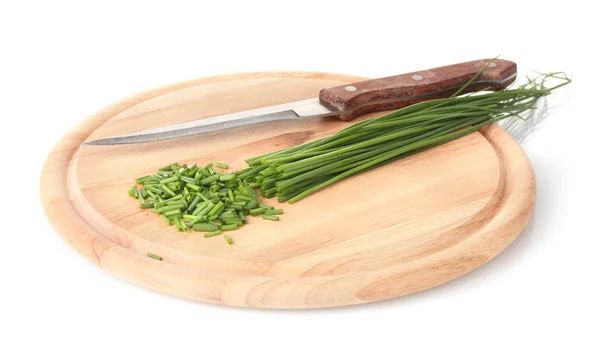Krásné zelené cibule pažitka a nůž na dřevěné desce izolovaných na bílém — Stock fotografie