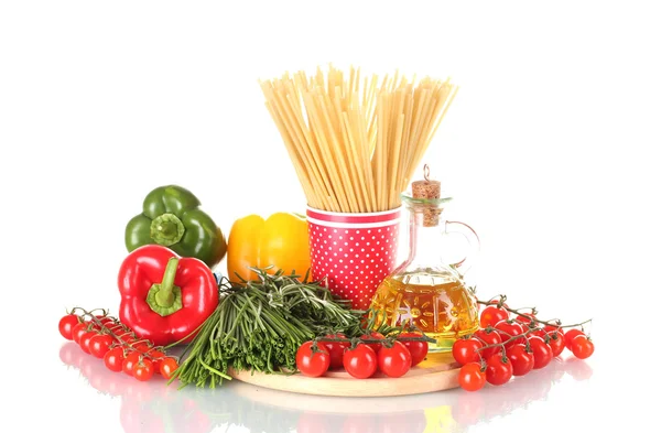 Spaghettis dans une tasse, romarin dans du mortier, bocal d'huile et de légumes sur du bois isolé sur du blanc — Photo