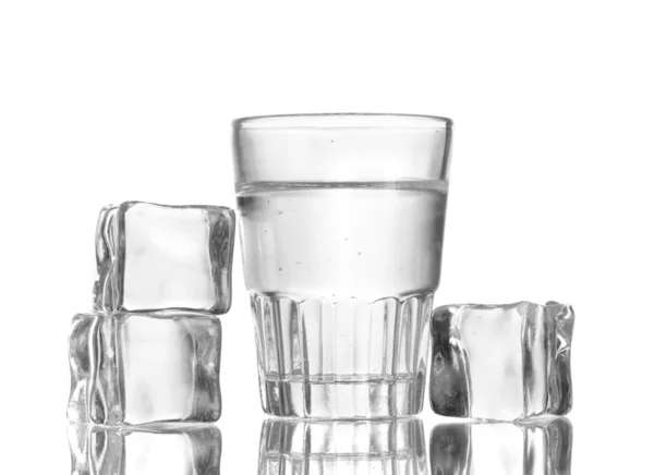 Glas vodka med is isolaled på vit — Stockfoto