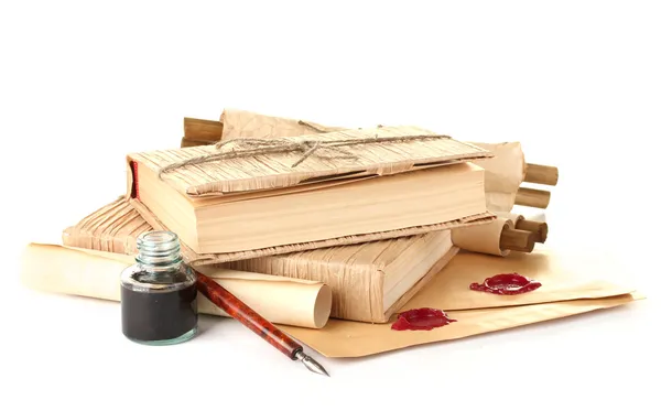 Alte Bücher, Tintenstift und Tintenflasche isoliert auf weiß — Stockfoto