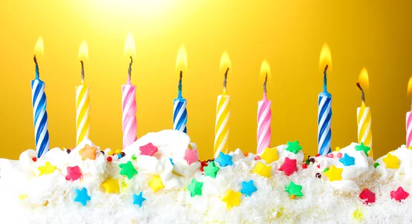 Hermosas velas de cumpleaños sobre fondo amarillo —  Fotos de Stock