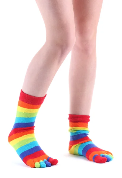 Renkli çizgili çorap üzerine beyaz izole kadın ayakları — Stok fotoğraf