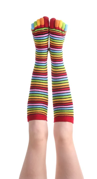 Женские ноги в разноцветных полосатых носках, изолированных на белом — стоковое фото