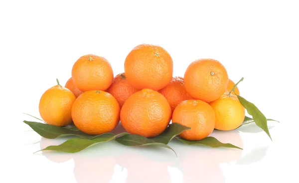 Mandarinas sabrosas maduras con hojas aisladas en blanco —  Fotos de Stock