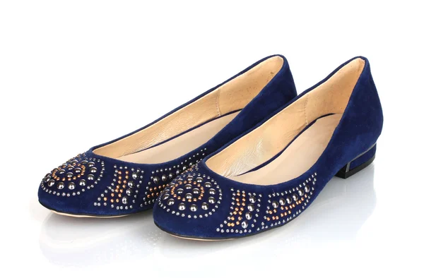 Sapatos planos azuis elegantes para mulheres em pedras isoladas em branco — Fotografia de Stock