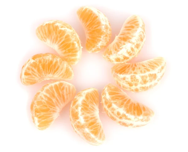 Zralé oranžová mandarinka hřebíček jsou všude kolem izolovaných na bílém — Stock fotografie