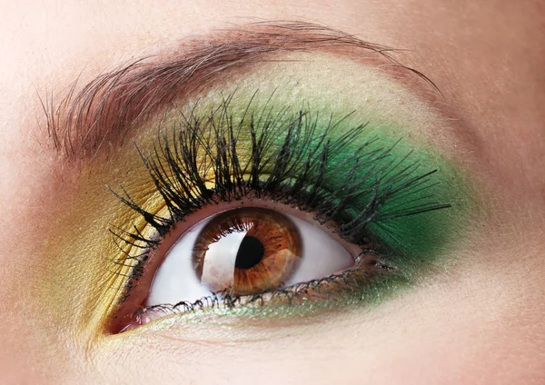 Schönes weibliches Auge mit hellem Make-up — Stockfoto